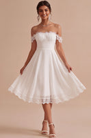 Laden Sie das Bild in den Galerie-Viewer, Off-the-shoulder A-Linie, gerafftes Midi-Kleines weißes Kleid mit Spitze