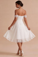 Laden Sie das Bild in den Galerie-Viewer, Off-the-shoulder A-Linie, gerafftes Midi-Kleines weißes Kleid mit Spitze