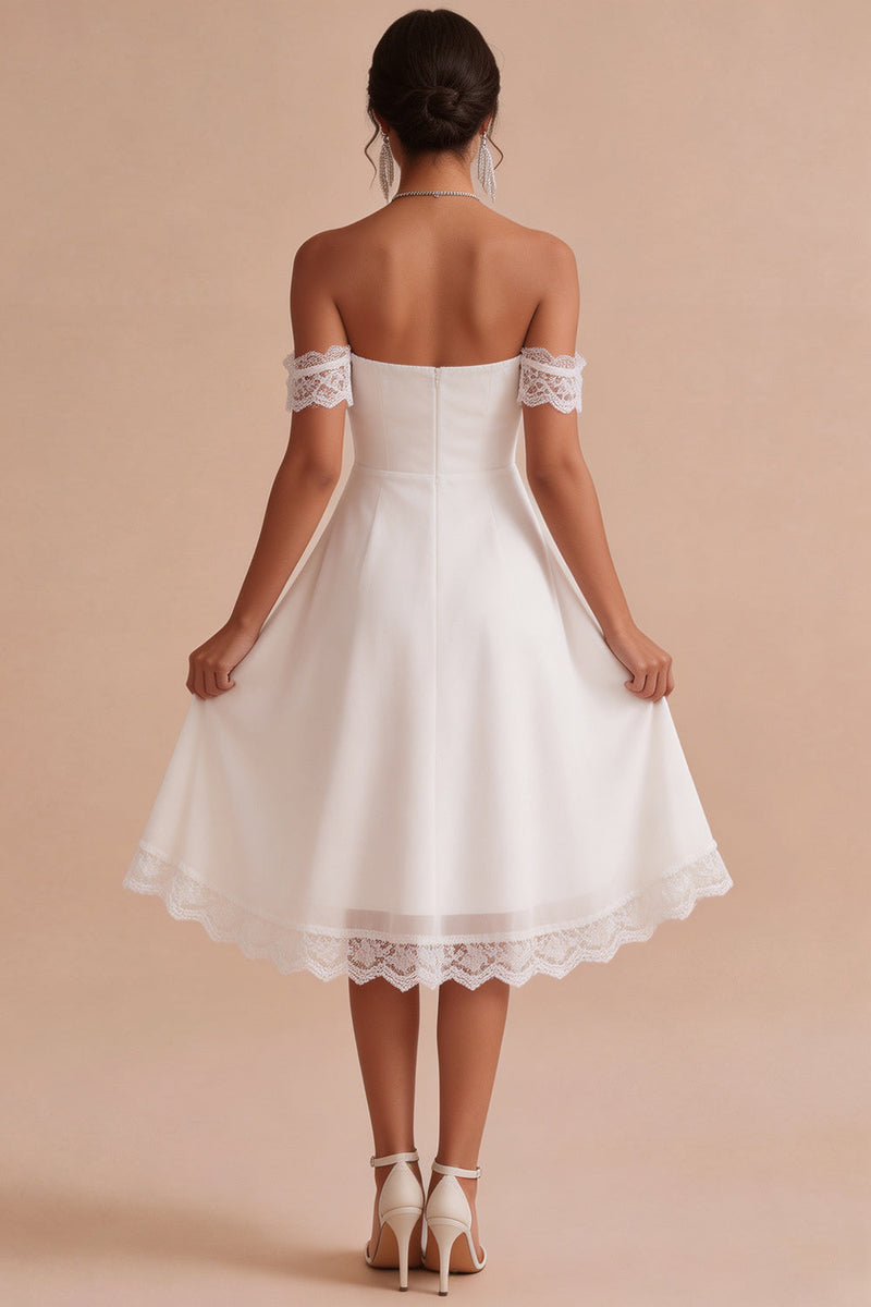 Laden Sie das Bild in den Galerie-Viewer, Off-the-shoulder A-Linie, gerafftes Midi-Kleines weißes Kleid mit Spitze