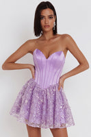 Laden Sie das Bild in den Galerie-Viewer, Fliederfarbene Korsett-Pailletten Appliquen Satin A-Linie trägerloses kurzes Homecoming-Kleid