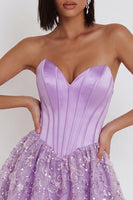 Laden Sie das Bild in den Galerie-Viewer, Fliederfarbene Korsett-Pailletten Appliquen Satin A-Linie trägerloses kurzes Homecoming-Kleid