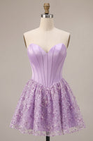 Laden Sie das Bild in den Galerie-Viewer, Fliederfarbene Korsett-Pailletten Appliquen Satin A-Linie trägerloses kurzes Homecoming-Kleid