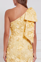 Laden Sie das Bild in den Galerie-Viewer, Narzissenscheide mit einer Schulter mit Blumenapplikation und langem Brautjungfernkleid mit Schleife