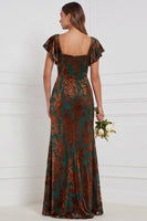 Laden Sie das Bild in den Galerie-Viewer, Braune Burnout Velvet Sheath Quadrathals Flatter-Ärmel Langes Brautjungfernkleid mit Seitenschlitz