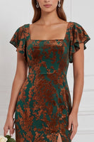 Laden Sie das Bild in den Galerie-Viewer, Braune Burnout Velvet Sheath Quadrathals Flatter-Ärmel Langes Brautjungfernkleid mit Seitenschlitz