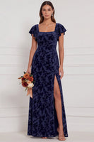 Laden Sie das Bild in den Galerie-Viewer, Braune Burnout Velvet Sheath Quadrathals Flatter-Ärmel Langes Brautjungfernkleid mit Seitenschlitz