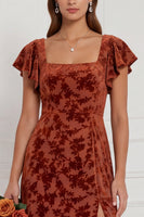 Laden Sie das Bild in den Galerie-Viewer, Braune Burnout Velvet Sheath Quadrathals Flatter-Ärmel Langes Brautjungfernkleid mit Seitenschlitz