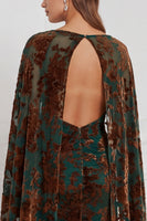 Laden Sie das Bild in den Galerie-Viewer, Schwarzes Burnout Velvet Sheath V-Ausschnitt Langes Brautjungfernkleid mit Umhang