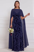 Laden Sie das Bild in den Galerie-Viewer, Schwarzes Burnout Velvet Sheath V-Ausschnitt Langes Brautjungfernkleid mit Umhang