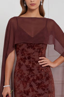 Laden Sie das Bild in den Galerie-Viewer, Schwarzes Burnout Velvet Sheath V-Ausschnitt Langes Brautjungfernkleid mit Umhang