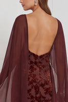 Laden Sie das Bild in den Galerie-Viewer, Schwarzes Burnout Velvet Sheath V-Ausschnitt Langes Brautjungfernkleid mit Umhang