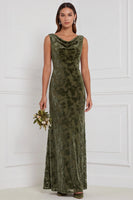 Laden Sie das Bild in den Galerie-Viewer, Olive Sheath Cowl Neck, Burnout Samt, langes Brautjungfernkleid