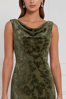 Laden Sie das Bild in den Galerie-Viewer, Olive Sheath Cowl Neck, Burnout Samt, langes Brautjungfernkleid