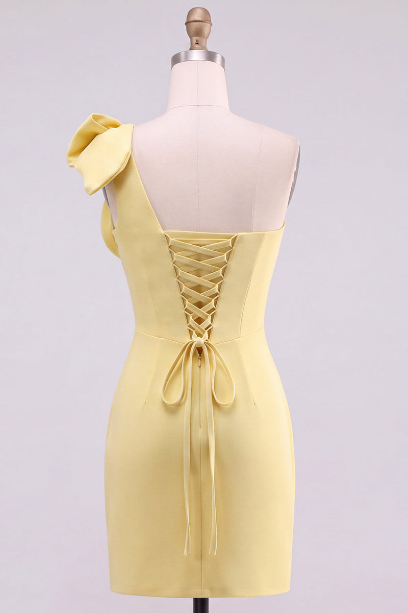 Laden Sie das Bild in den Galerie-Viewer, Gelbes Bodycon-Einschulter-Perlenbesetztes kurzes Homecoming-Kleid mit Schleifendetail