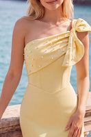 Laden Sie das Bild in den Galerie-Viewer, Gelbes Bodycon-Einschulter-Perlenbesetztes kurzes Homecoming-Kleid mit Schleifendetail