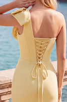 Laden Sie das Bild in den Galerie-Viewer, Gelbes Bodycon-Einschulter-Perlenbesetztes kurzes Homecoming-Kleid mit Schleifendetail