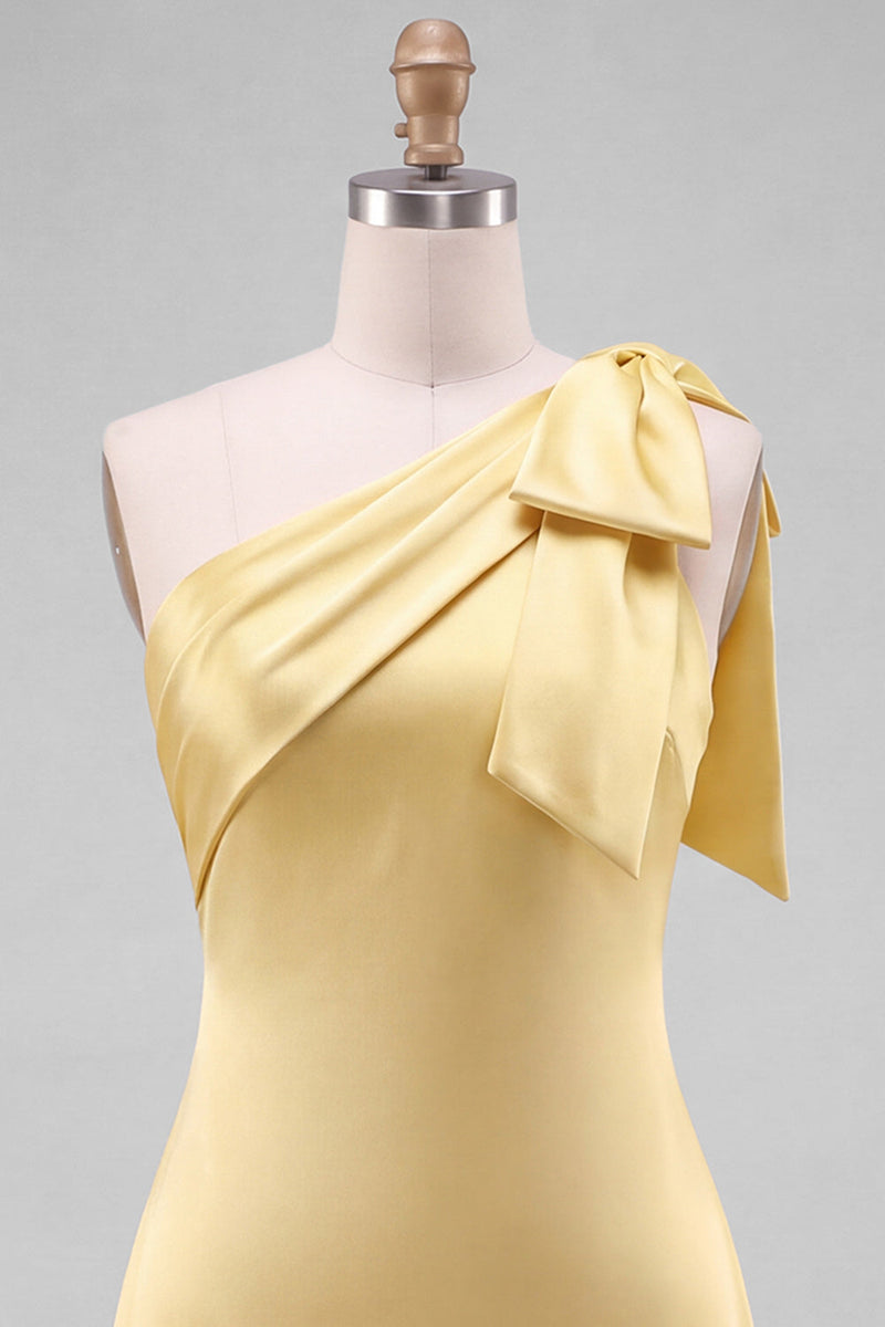 Laden Sie das Bild in den Galerie-Viewer, Gelbes Satin-Kurzabendkleid mit einer Schulter und Schleifendetail