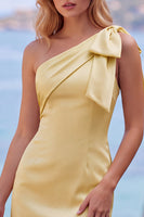 Laden Sie das Bild in den Galerie-Viewer, Gelbes Satin-Kurzabendkleid mit einer Schulter und Schleifendetail