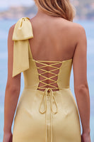 Laden Sie das Bild in den Galerie-Viewer, Gelbes Satin-Kurzabendkleid mit einer Schulter und Schleifendetail