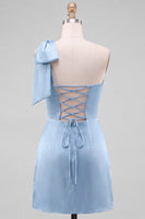 Laden Sie das Bild in den Galerie-Viewer, Gelbes Satin-Kurzabendkleid mit einer Schulter und Schleifendetail