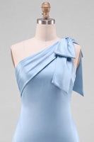 Laden Sie das Bild in den Galerie-Viewer, Gelbes Satin-Kurzabendkleid mit einer Schulter und Schleifendetail