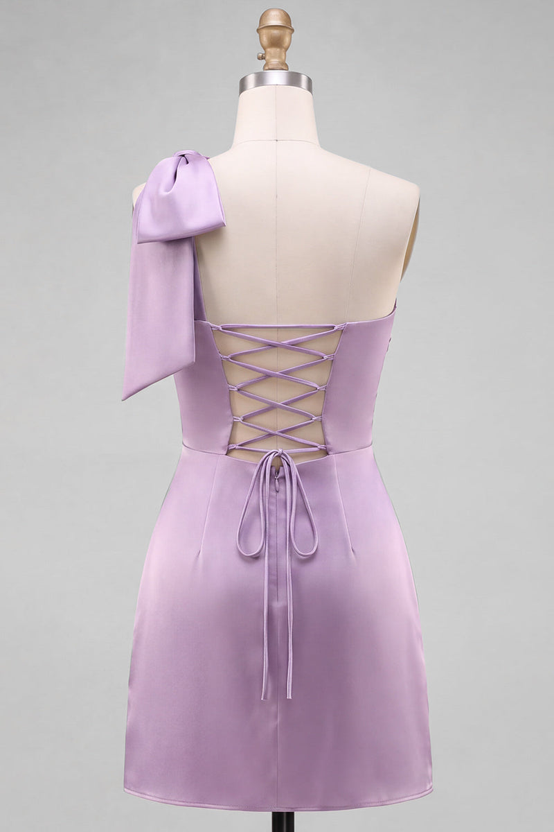 Laden Sie das Bild in den Galerie-Viewer, Gelbes Satin-Kurzabendkleid mit einer Schulter und Schleifendetail