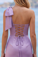 Laden Sie das Bild in den Galerie-Viewer, Gelbes Satin-Kurzabendkleid mit einer Schulter und Schleifendetail
