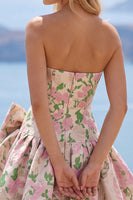 Laden Sie das Bild in den Galerie-Viewer, Rosa A-Linie trägerloses, florales Jacquard Kurz-Homecoming-Kleid mit Schleife