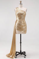 Laden Sie das Bild in den Galerie-Viewer, Goldenes, metallisches, einschulteriges, gerafftes kurzes Homecoming-Kleid mit Seitenschleppe