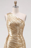 Laden Sie das Bild in den Galerie-Viewer, Goldenes, metallisches, einschulteriges, gerafftes kurzes Homecoming-Kleid mit Seitenschleppe