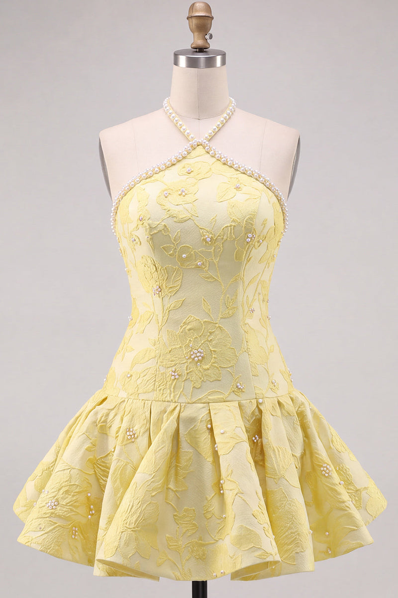 Laden Sie das Bild in den Galerie-Viewer, Buttergelbes, blumiges Jacquard-Neckholder-Kurzes Homecoming-Kleid mit Perlenverzierungen