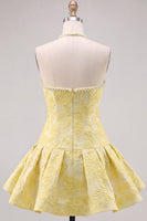 Laden Sie das Bild in den Galerie-Viewer, Buttergelbes, blumiges Jacquard-Neckholder-Kurzes Homecoming-Kleid mit Perlenverzierungen