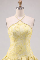Laden Sie das Bild in den Galerie-Viewer, Buttergelbes, blumiges Jacquard-Neckholder-Kurzes Homecoming-Kleid mit Perlenverzierungen