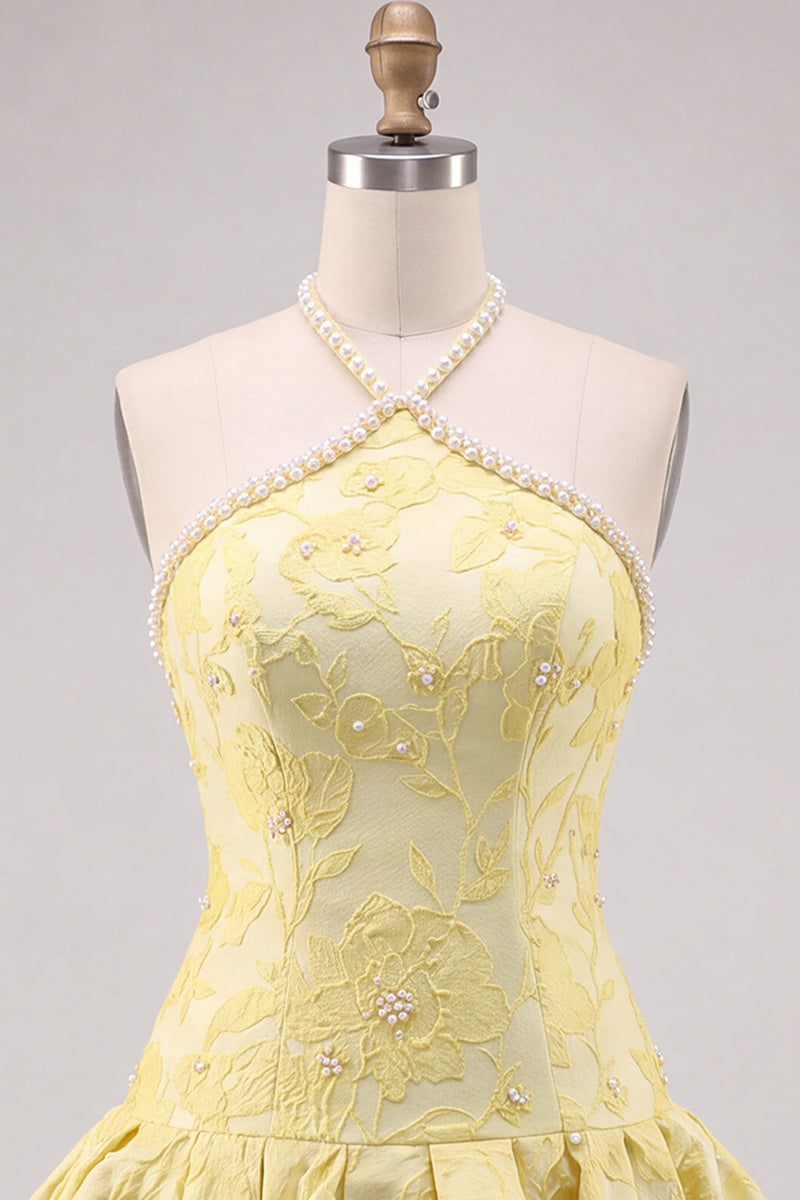 Laden Sie das Bild in den Galerie-Viewer, Buttergelbes, blumiges Jacquard-Neckholder-Kurzes Homecoming-Kleid mit Perlenverzierungen