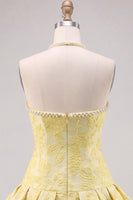 Laden Sie das Bild in den Galerie-Viewer, Buttergelbes, blumiges Jacquard-Neckholder-Kurzes Homecoming-Kleid mit Perlenverzierungen