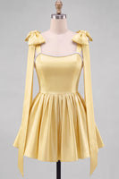 Laden Sie das Bild in den Galerie-Viewer, Buttergelbes A-Line Satin-Perlen-Trim-Mini-Homecoming-Kleid mit Fliege-Schulterriemen
