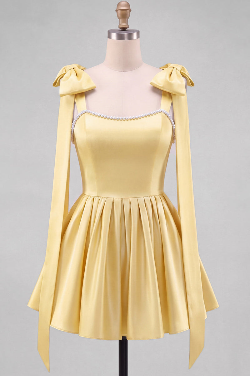 Laden Sie das Bild in den Galerie-Viewer, Buttergelbes A-Line Satin-Perlen-Trim-Mini-Homecoming-Kleid mit Fliege-Schulterriemen