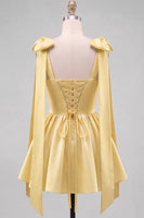 Laden Sie das Bild in den Galerie-Viewer, Buttergelbes A-Line Satin-Perlen-Trim-Mini-Homecoming-Kleid mit Fliege-Schulterriemen
