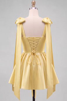 Buttergelbes A-Linie Satin Perlen Trim Kurzes Abendkleid mit Fliege-Schulterriemen
