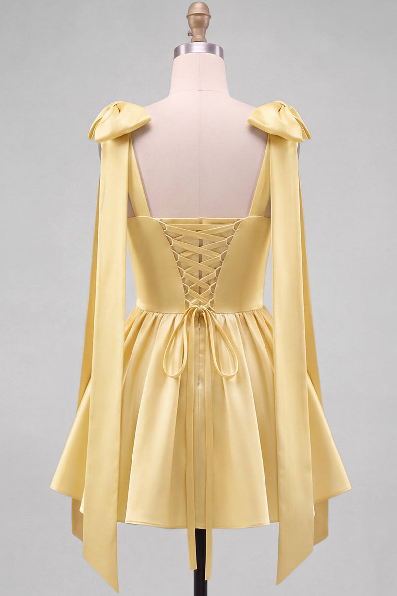 Laden Sie das Bild in den Galerie-Viewer, Buttergelbes A-Line Satin-Perlen-Trim-Mini-Homecoming-Kleid mit Fliege-Schulterriemen