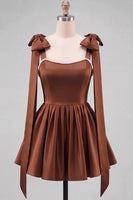 Laden Sie das Bild in den Galerie-Viewer, Buttergelbes A-Line Satin-Perlen-Trim-Mini-Homecoming-Kleid mit Fliege-Schulterriemen