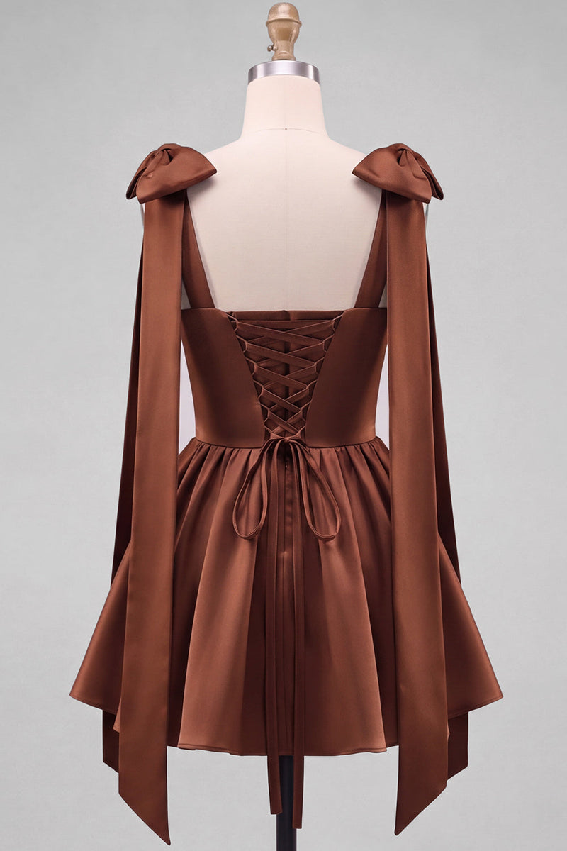 Laden Sie das Bild in den Galerie-Viewer, Buttergelbes A-Line Satin-Perlen-Trim-Mini-Homecoming-Kleid mit Fliege-Schulterriemen