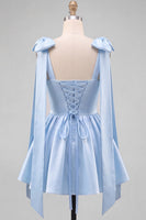 Laden Sie das Bild in den Galerie-Viewer, Buttergelbes A-Line Satin-Perlen-Trim-Mini-Homecoming-Kleid mit Fliege-Schulterriemen