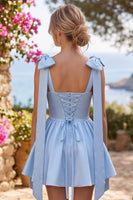 Laden Sie das Bild in den Galerie-Viewer, Buttergelbes A-Line Satin-Perlen-Trim-Mini-Homecoming-Kleid mit Fliege-Schulterriemen