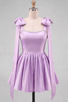 Laden Sie das Bild in den Galerie-Viewer, Buttergelbes A-Line Satin-Perlen-Trim-Mini-Homecoming-Kleid mit Fliege-Schulterriemen