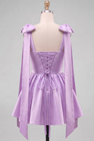 Laden Sie das Bild in den Galerie-Viewer, Buttergelbes A-Line Satin-Perlen-Trim-Mini-Homecoming-Kleid mit Fliege-Schulterriemen