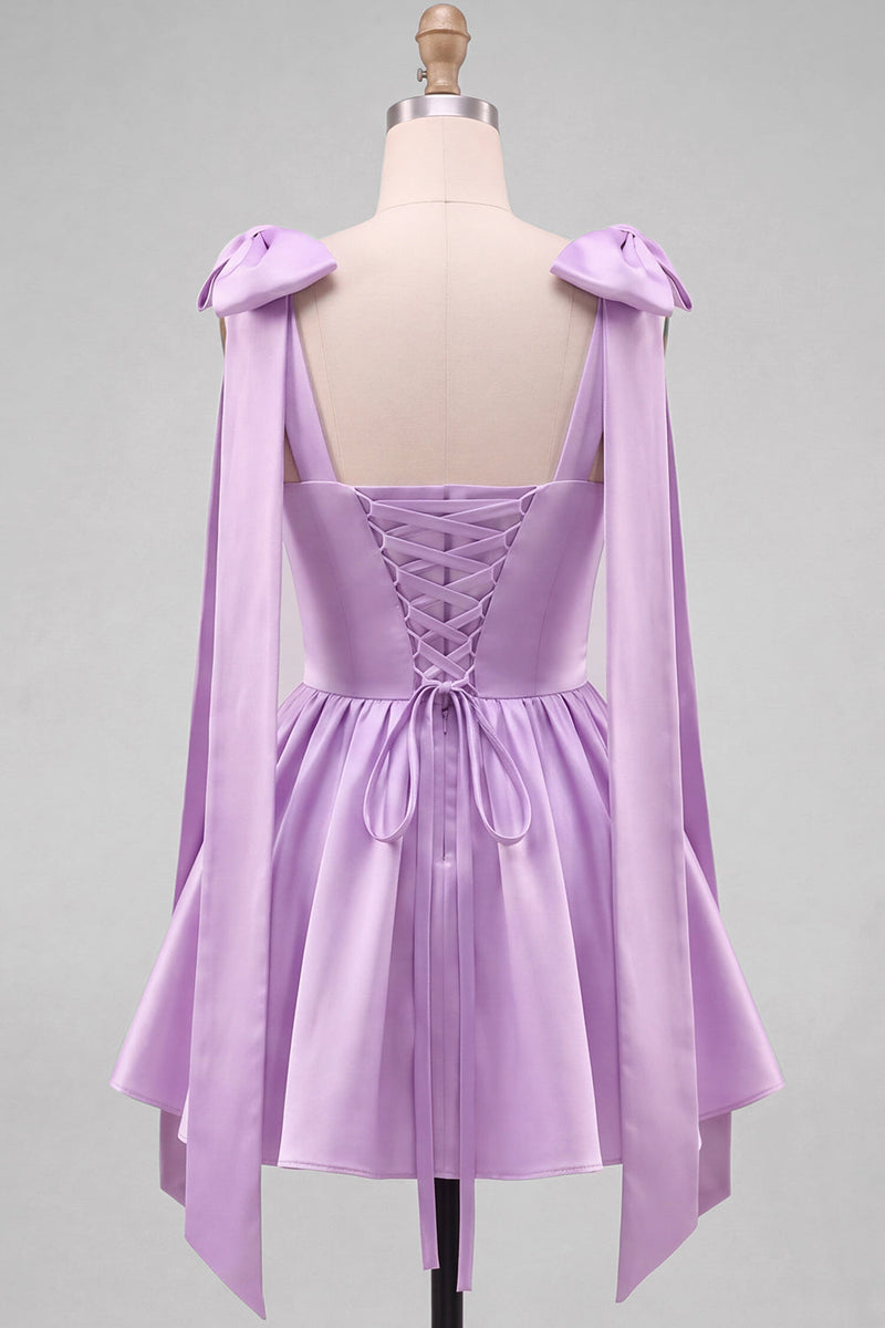 Laden Sie das Bild in den Galerie-Viewer, Buttergelbes A-Line Satin-Perlen-Trim-Mini-Homecoming-Kleid mit Fliege-Schulterriemen