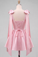 Laden Sie das Bild in den Galerie-Viewer, Buttergelbes A-Line Satin-Perlen-Trim-Mini-Homecoming-Kleid mit Fliege-Schulterriemen