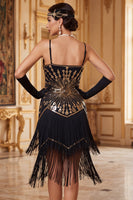 Laden Sie das Bild in den Galerie-Viewer, Vintage schwarzes goldenes Pailletten-Ärmelloses Flapper-Kleid aus den 1920er Jahren mit Fransen
