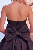 Laden Sie das Bild in den Galerie-Viewer, Schwarzes Trägerloses A-Linie Kurzes Abendkleid mit Rückenschleife